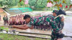 Serka Napolion B, Serka Ilham H dan Praka Beny Andrigo Personil Kodim 0420/Sarko Berikan Materi Mountaineering pada Latihan Saka Wira Kartika, di SMA 12 Merangin