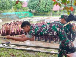 Serka Napolion B, Serka Ilham H dan Praka Beny Andrigo Personil Kodim 0420/Sarko Berikan Materi Mountaineering pada Latihan Saka Wira Kartika, di SMA 12 Merangin