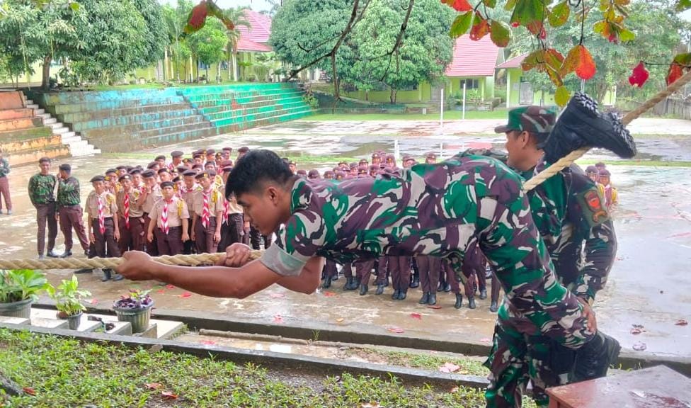 Serka Napolion B, Serka Ilham H dan Praka Beny Andrigo Personil Kodim 0420/Sarko Berikan Materi Mountaineering pada Latihan Saka Wira Kartika, di SMA 12 Merangin