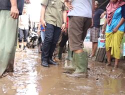 PJ.Bupati Cirebon Drs. Wahyu Mijaya.SH.Meninjau Lokasi Yang Terdampak Banjir Semalam Di Wilayah Kabupaten Cirebon