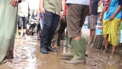 PJ.Bupati Cirebon Drs. Wahyu Mijaya.SH.Meninjau Lokasi Yang Terdampak Banjir Semalam Di Wilayah Kabupaten Cirebon