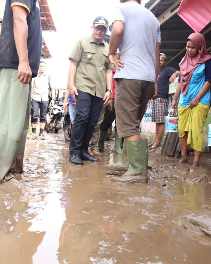 PJ.Bupati Cirebon Drs. Wahyu Mijaya.SH.Meninjau Lokasi Yang Terdampak Banjir Semalam Di Wilayah Kabupaten Cirebon