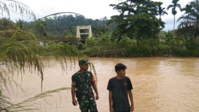 Menghadapi Musim Hujan, Babinsa Sungai Manau Periksa Debit Air dan Lakukan Patroli Bansor