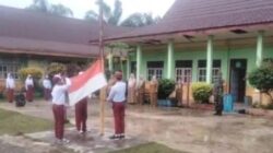 Serda Ariffudin Ajak Pelajar Jaga Persatuan Bangsa dalam kegiatan Upacara Bendera di SDN 178 Butang Baru