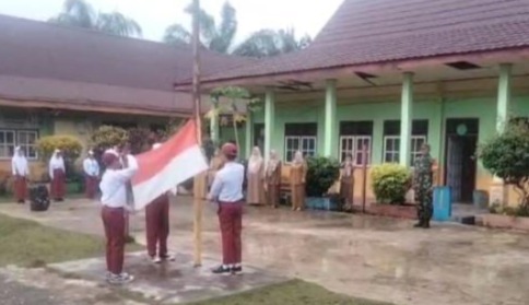 Serda Ariffudin Ajak Pelajar Jaga Persatuan Bangsa dalam kegiatan Upacara Bendera di SDN 178 Butang Baru