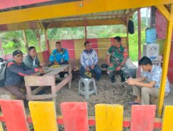 Babinsa Koramil 420-03/Pauh Jalin Kedekatan dengan Masyarakat Desa Mentawak Baru Melalui Komsos
