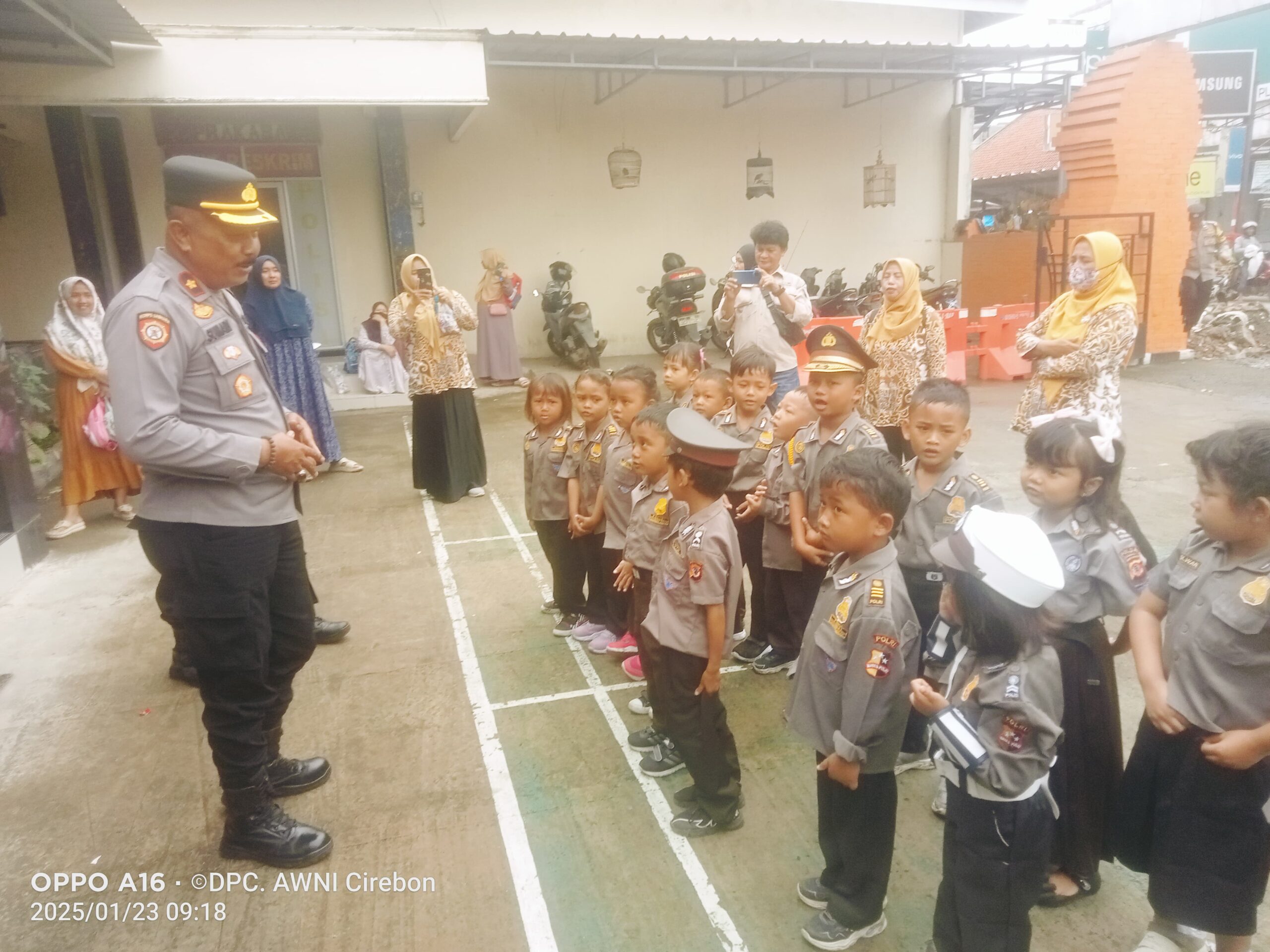 Polsek Arjawinangun Kedatangan Tamu Istimewa Dari Anak – Anak TK. Asefiyah Tegalgubug Arjawinangun Cirebon