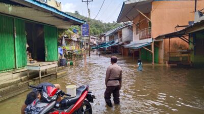 *Polsek Sokan Lakukan Patroli dan Himbauan di Daerah Rawan Banjir Desa Muara Tanjung*