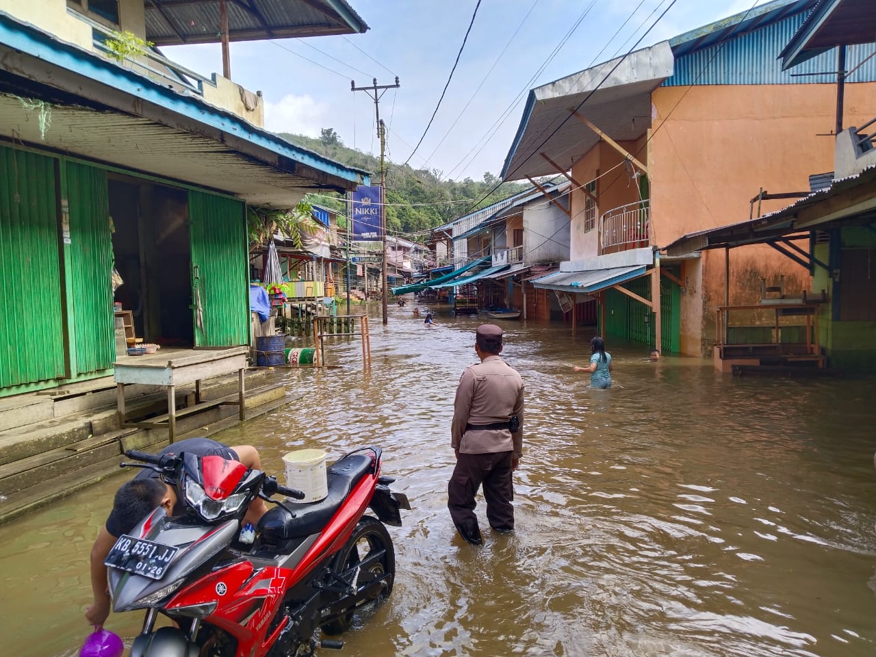 *Polsek Sokan Lakukan Patroli dan Himbauan di Daerah Rawan Banjir Desa Muara Tanjung*