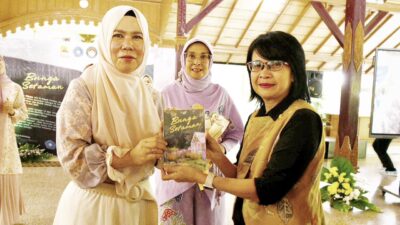 Amanda Soemedi Apresiasi Buku Bunga Setaman Karya TP PKK Kabupaten Cirebon