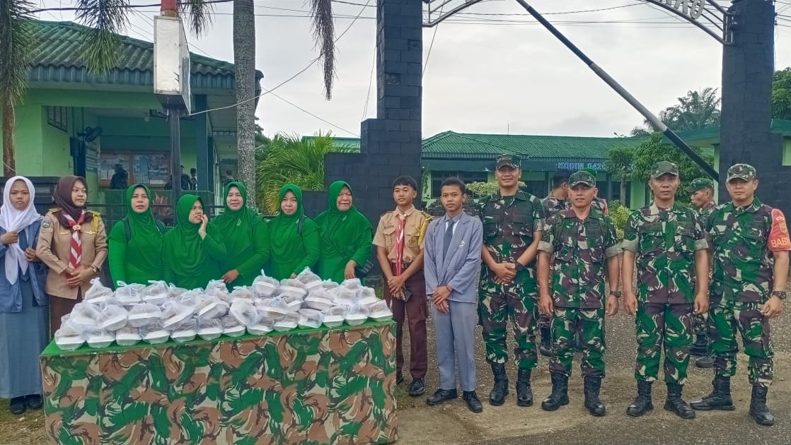 Jum’at Berkah, Kebersamaan TNI, Persit, dan SMA N 13 Merangin dalam Kegiatan Sosial Bagikan Sarapan Pagi*