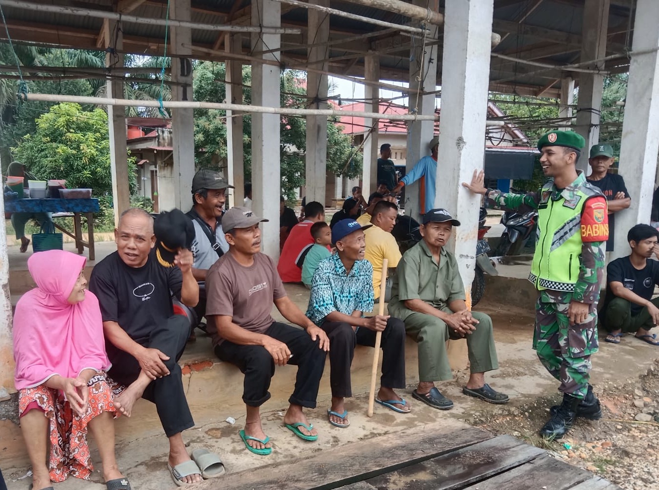 Pererat Hubungan dengan Masyarakat, Babinsa Koramil 420-09/Bangko Laksanakan Komsos di Desa Bukit Beringin*