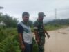 Patroli Banjir dan Longsor, Babinsa Koramil 420-07 Sungai Manau Pastikan Keamanan Sungai Merangin*