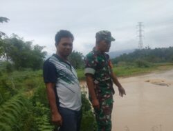 Patroli Banjir dan Longsor, Babinsa Koramil 420-07 Sungai Manau Pastikan Keamanan Sungai Merangin*