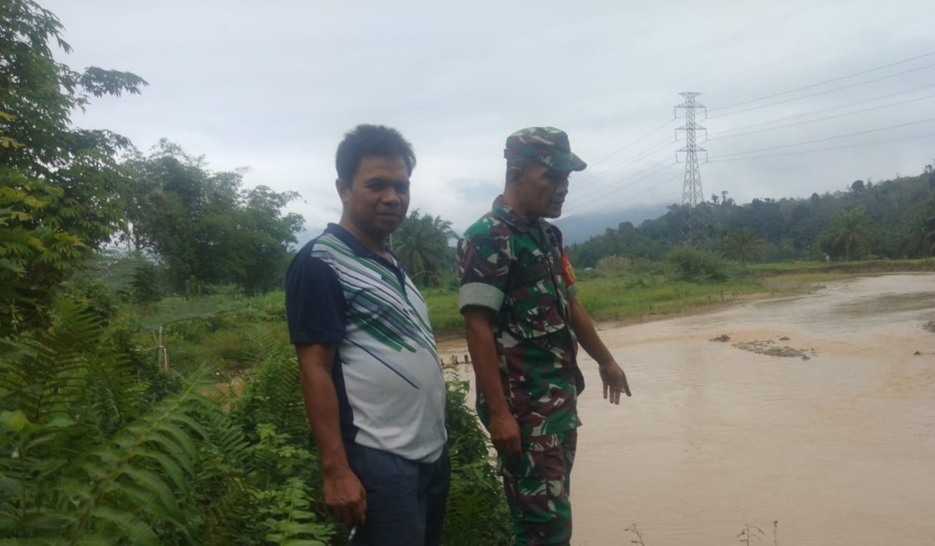 Patroli Banjir dan Longsor, Babinsa Koramil 420-07 Sungai Manau Pastikan Keamanan Sungai Merangin*