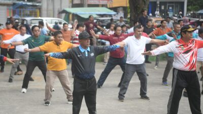 Pj Bupati: Senam, Pakai Gerak dan Lagu Merangin Pemkab Merangin dan Forkopimda Senam Massal di RTH Pasar Bawah