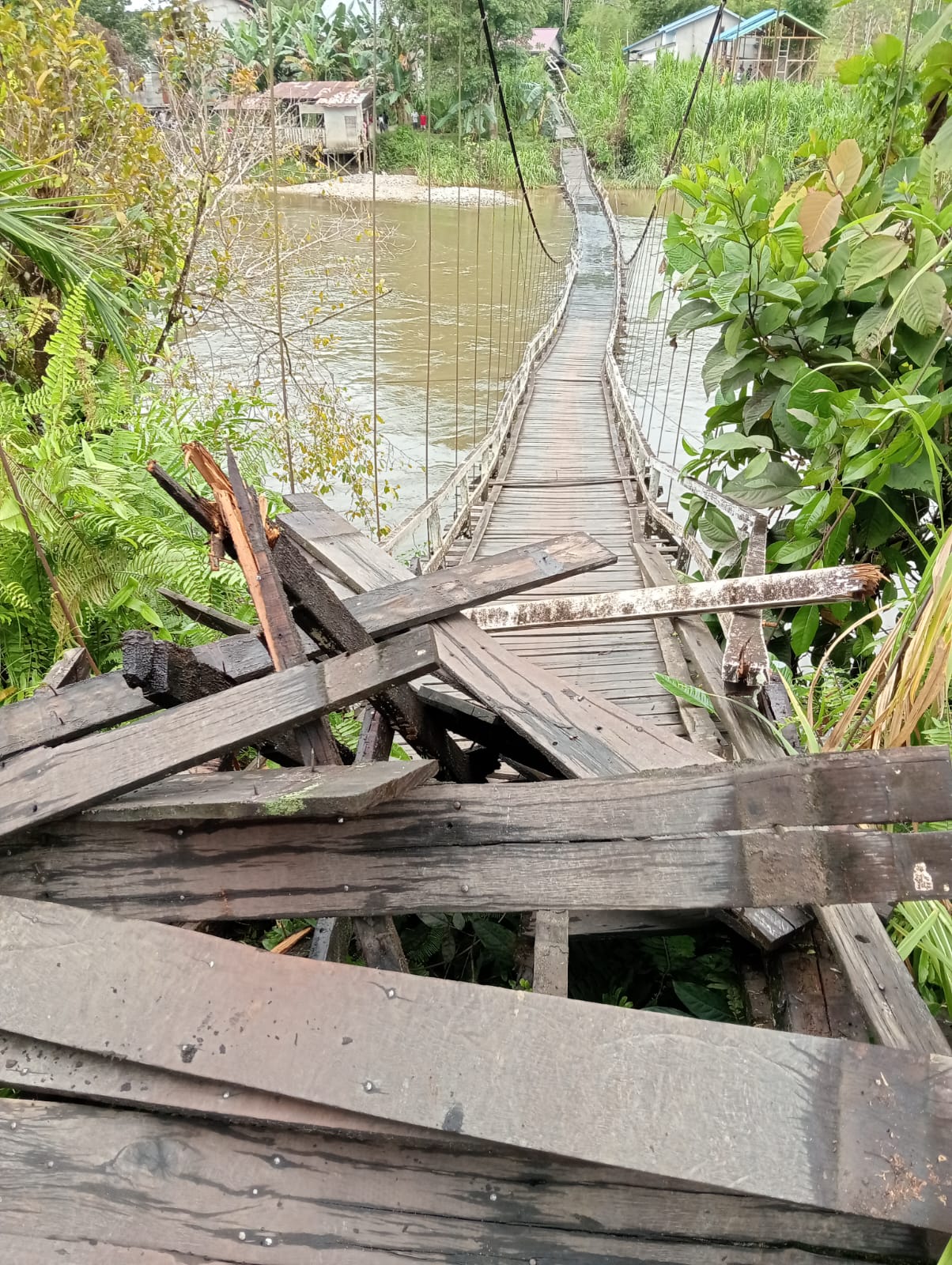 Jembatan akses penghubung gerak cepat    di wilayah  desa muara tanjung Sokan  roboh ambruk, minta cepat di perbaiki