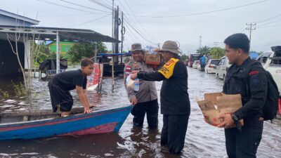 Dansatbrimob Polda Kalbar bersama para pejabat utama Polda Kalbar dampingi Kapolda Kalbar berikan bantuan kepada personel Polri yang menjadi korban banjir di Kabupaten Mempawah. Rabu (29/01/25).