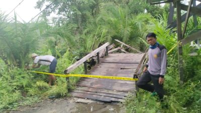 *Polsek Sokan Melarang Masyarakat Melewati Jembatan Roboh*