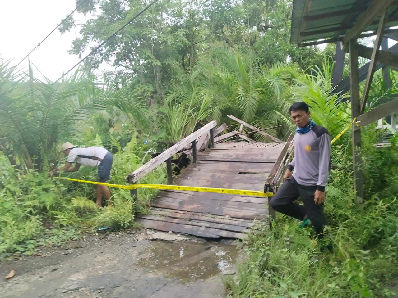 *Polsek Sokan Melarang Masyarakat Melewati Jembatan Roboh*