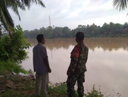 Antisipasi Banjir Babinsa Koramil 420-04/Sarolangun Patroli Debit Air di Wilayah Binaan