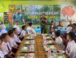 Danramil 08/Tabir Ajak Siswa SD Negeri No 123 Menjadi Generasi Tangguh Lewat Dapur Masuk Sekolah”