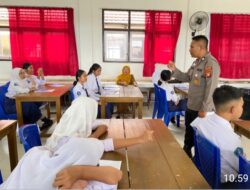 *Aiptu Yanto Sosialisasikan PPDB SMA Kemala Taruna Bhayangkara di SMPN 1 dan SMPN 2 Belimbing*