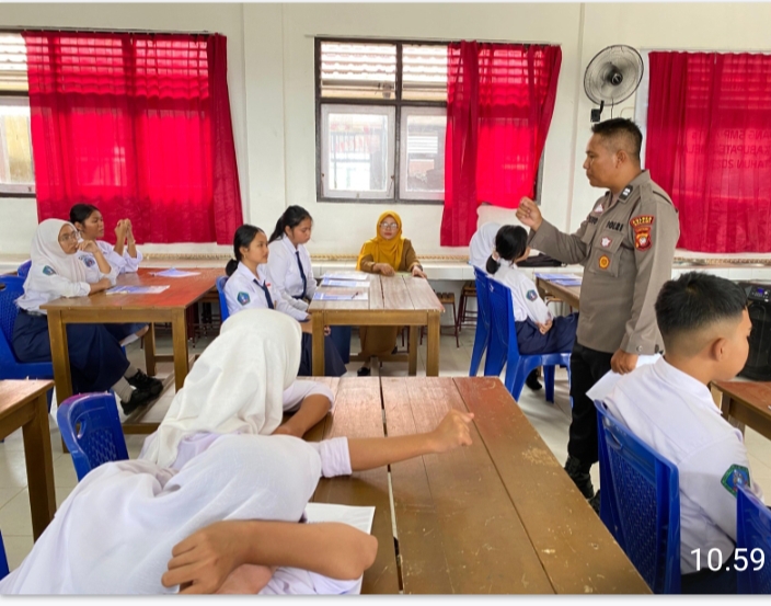 *Aiptu Yanto Sosialisasikan PPDB SMA Kemala Taruna Bhayangkara di SMPN 1 dan SMPN 2 Belimbing*