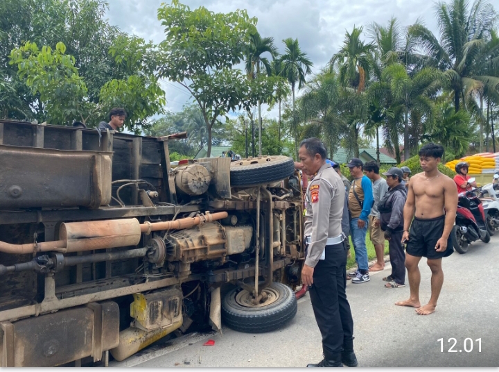 Truk Rem Blong Tabrak Tiga Sepeda Motor di Kubu Raya, Dua Korban Luka Serius