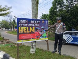 Satlantas Polres Merangin Sampaikan Edukasi dan Pasang Himbauan Tertib berlalu Lintas serta Penggunaan Kelengkapan Berkendara.