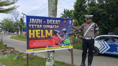 Satlantas Polres Merangin Sampaikan Edukasi dan Pasang Himbauan Tertib berlalu Lintas serta Penggunaan Kelengkapan Berkendara.