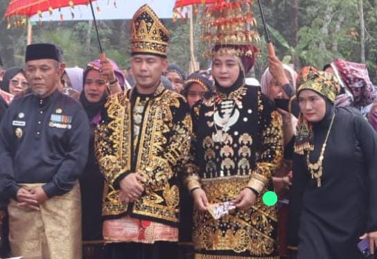 Pj Bupati: Kapolres Bergelar Hulu Bakang Selingkung Negeri helar Adat Pada Tasyukuran AKBP Roni Syahendra Pulang ke Dusun