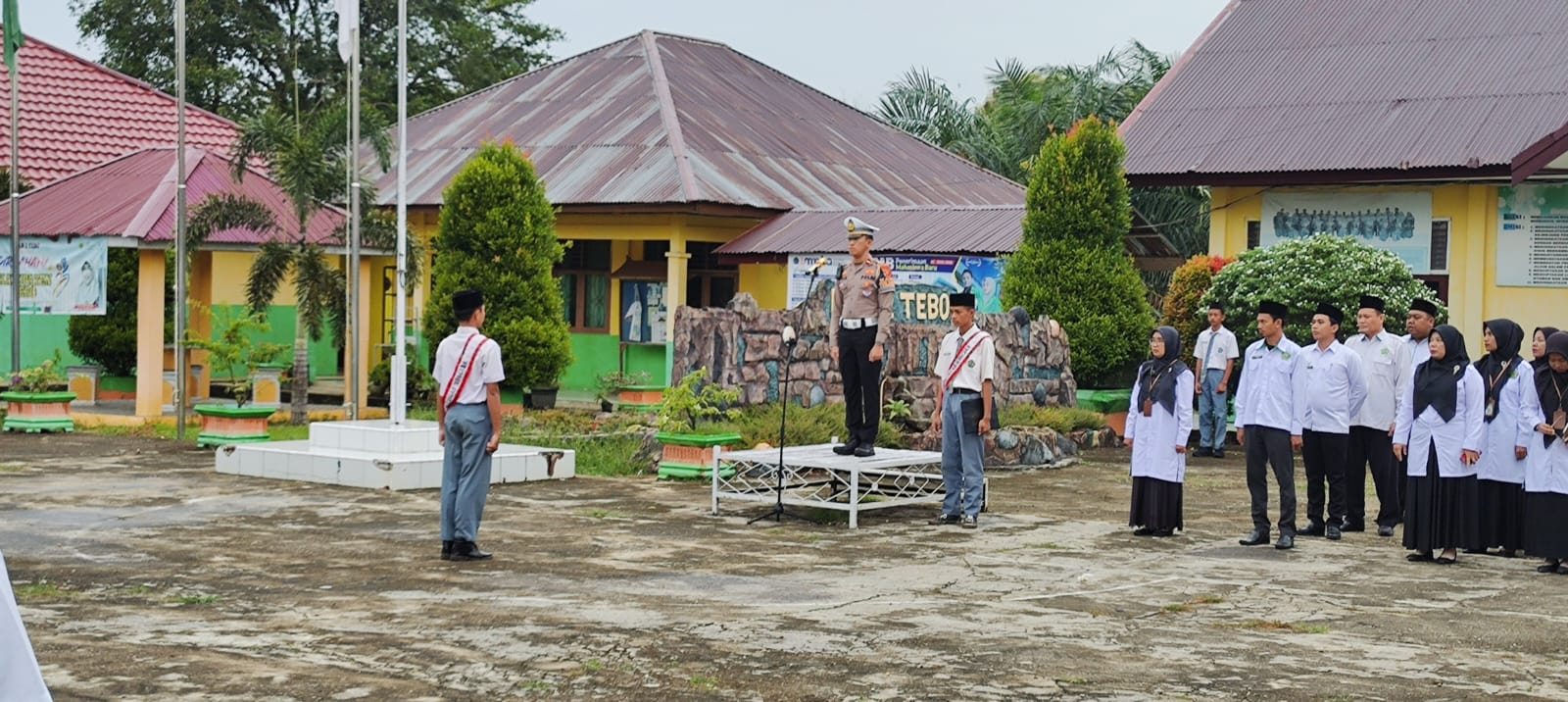 Kasat lantas Polres Tebo Jadi Pembina Upacara Di Sejumlah Sekolah, Sosialisasikan Tertib berlalu lintas