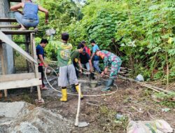 Gotong Royong Babinsa Membantu Pengecoran Musholah Di Desa Binaan 