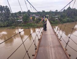 Antisipasi Bencana Banjir dan Longsor, Babinsa Koramil 420-09/Bangko Bersama Bhabinkamtibmas Lakukan Patroli dan Cek Debit Air di Sungai Merangin