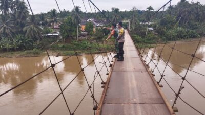 Antisipasi Bencana Banjir dan Longsor, Babinsa Koramil 420-09/Bangko Bersama Bhabinkamtibmas Lakukan Patroli dan Cek Debit Air di Sungai Merangin