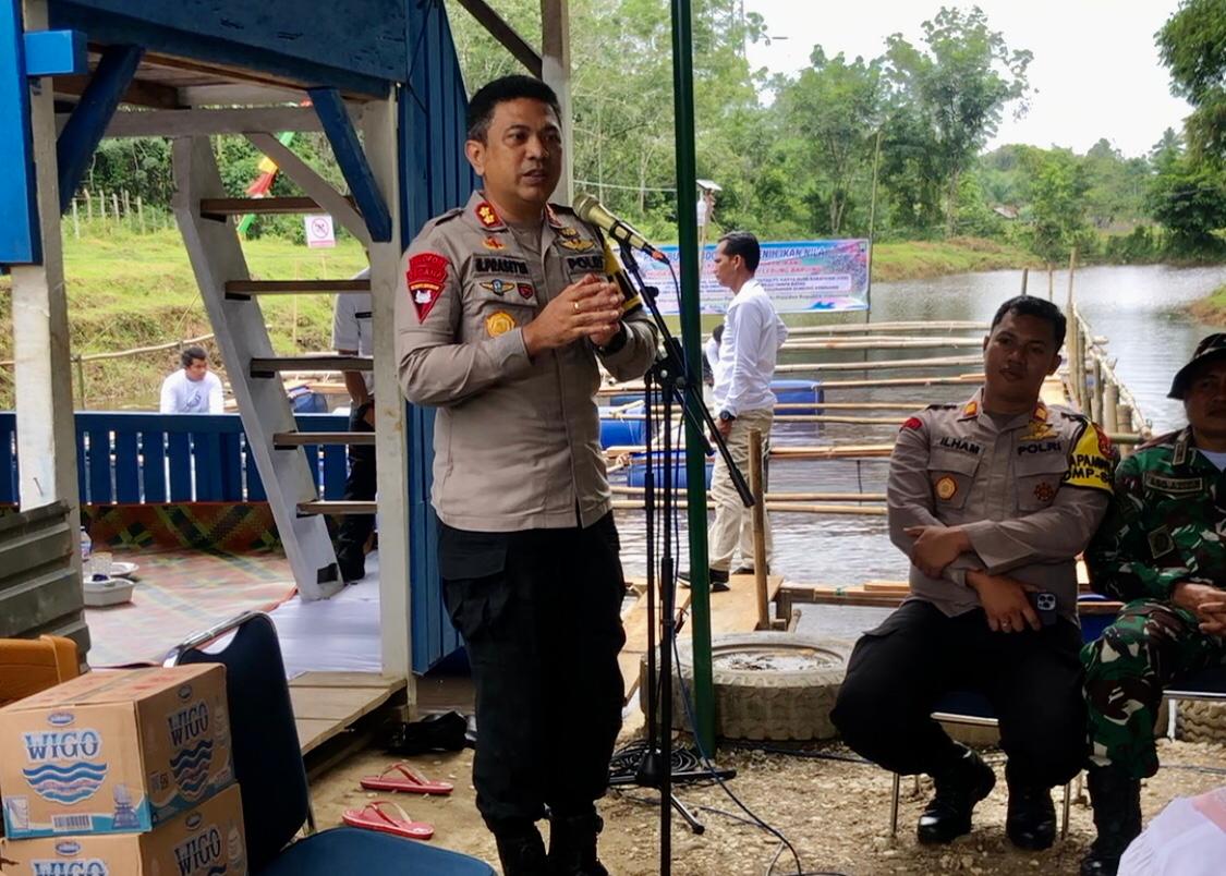 Program Ketahanan Pangan, Kapolres Sarolangun AKBP Budi Prasetya, S.IK. MSI Tebar 8000 benih ikan Nila