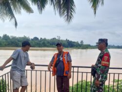 Patroli Antisipasi Bencana Alam, Babinsa Sarolangun Siaga Menghadapi Musim Penghujan*