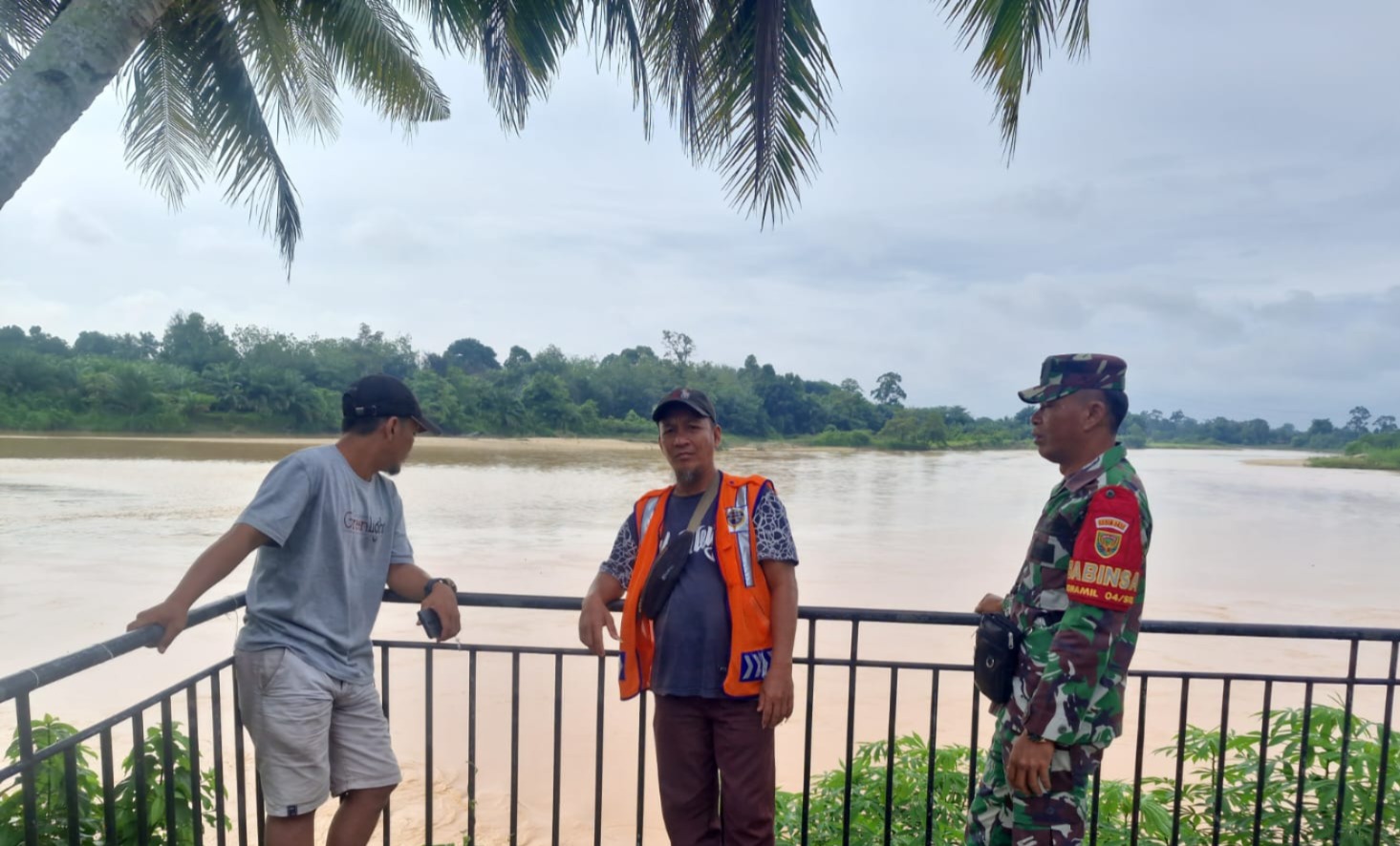 Patroli Antisipasi Bencana Alam, Babinsa Sarolangun Siaga Menghadapi Musim Penghujan*