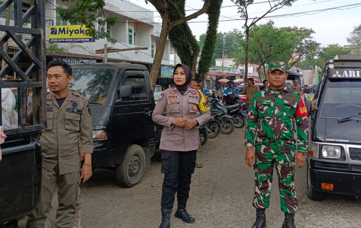 Babinsa, Bhabinkamtibmas, dan Pol PP Lakukan Pembinaan dan Penertiban PKL di Bahu Jalan*