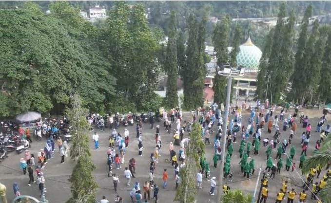 Pj Bupati dan Masyarakat Senam di Kawasan Jam Gento