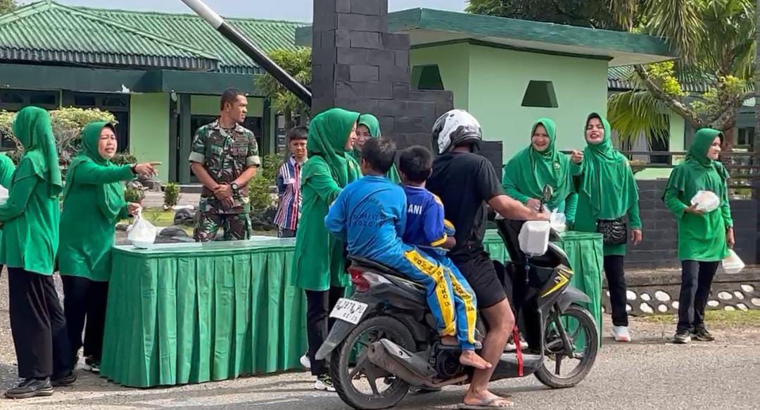 Kodim 0420/Sarko Gelar Jumat Berkah, TNI Berbagi dengan Masyarakat*