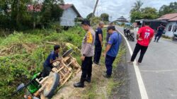 Personel Polsek Sintang Kota Bantu Korban Kecelakaan di Jalan Dara Juanti Sintang