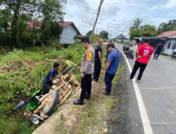 Personel Polsek Sintang Kota Bantu Korban Kecelakaan di Jalan Dara Juanti Sintang