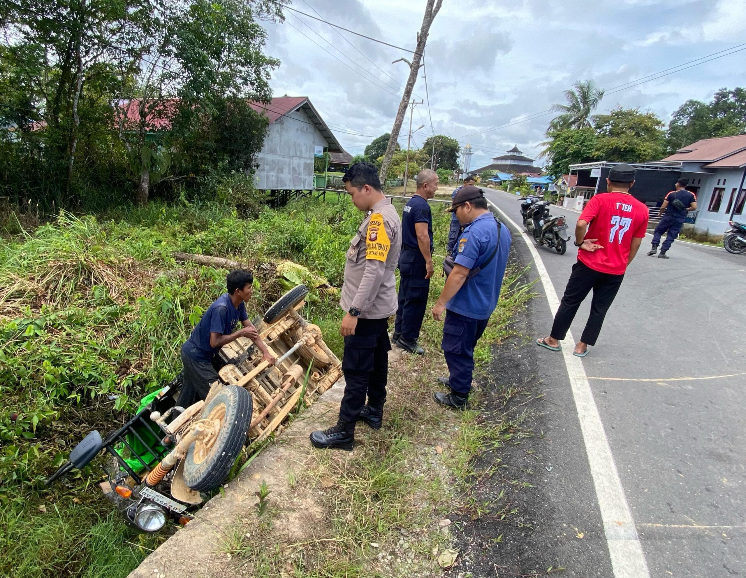 Personel Polsek Sintang Kota Bantu Korban Kecelakaan di Jalan Dara Juanti Sintang