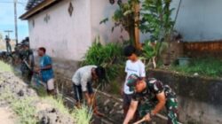 Koramil 420-02/Muara Limun Bersama Warga Melaksanakan Kerja Bakti Bersihkan Jalan dan Parit*