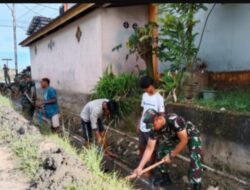 Koramil 420-02/Muara Limun Bersama Warga Melaksanakan Kerja Bakti Bersihkan Jalan dan Parit*