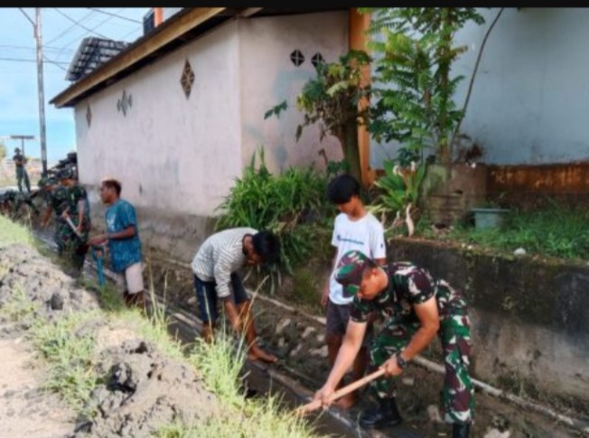 Koramil 420-02/Muara Limun Bersama Warga Melaksanakan Kerja Bakti Bersihkan Jalan dan Parit*