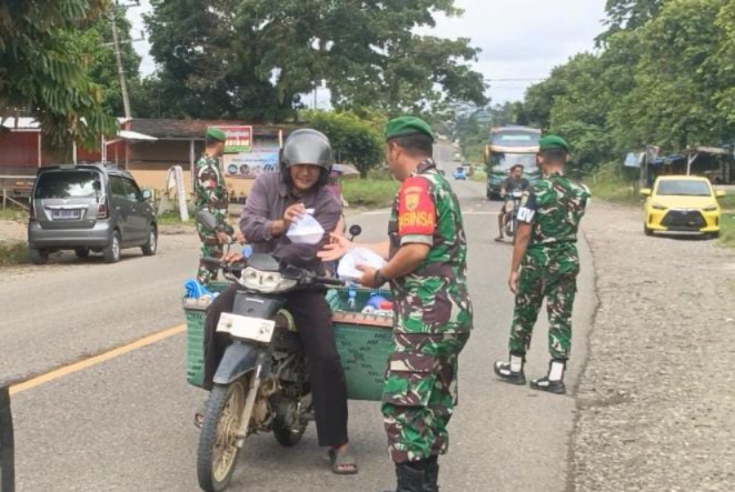 Berbagi Kebaikan di Pagi Hari, Koramil 420-01/Batang Asai Adakan Jum’at Berkah di Makodim 0420/Sarko*