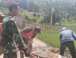 Babinsa Koramil 420-01/Batang Asai, Koptu Suyanto, Semangat Gotong Royong Bangun Jalan Desa Bersama Warga*